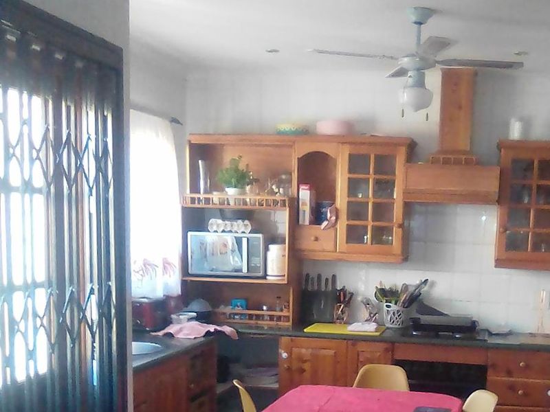 BIG SPACIOUS 4 BEDROOM HOUSE WITH POOL TO RENT IN MAGALIESKRUIN - Photo 4