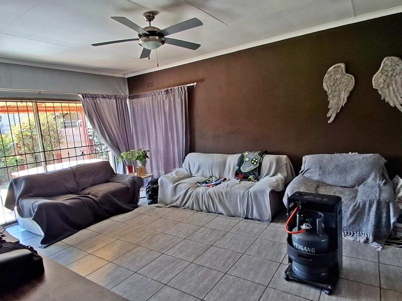 Large stand with Entertaininers Home - Photo 5