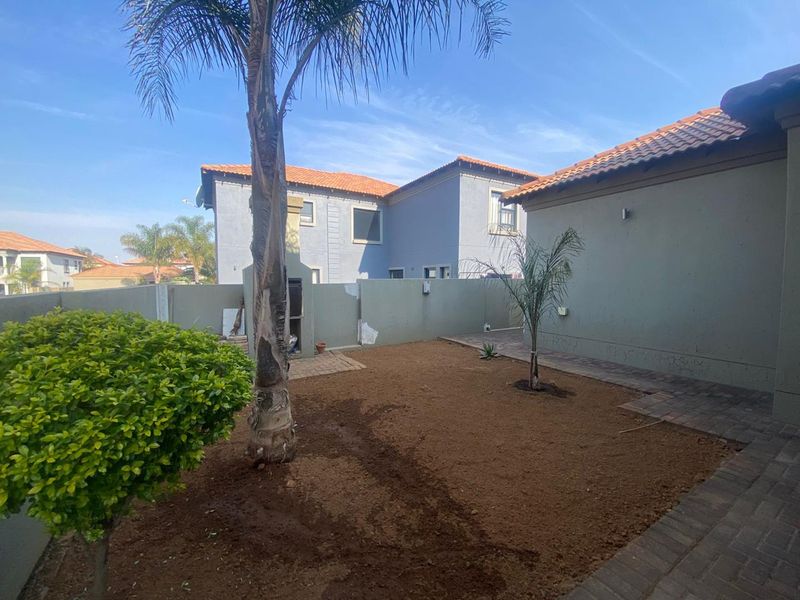 Three Bedroom House for Sale - Photo 2