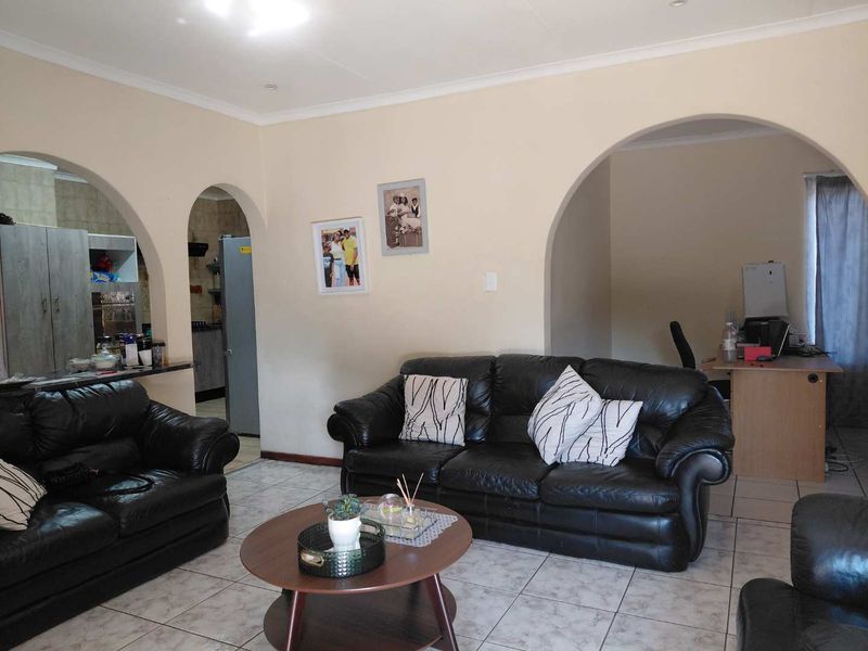 Your Dream Cluster Home: Pool, Study & Prime Location - Photo 2