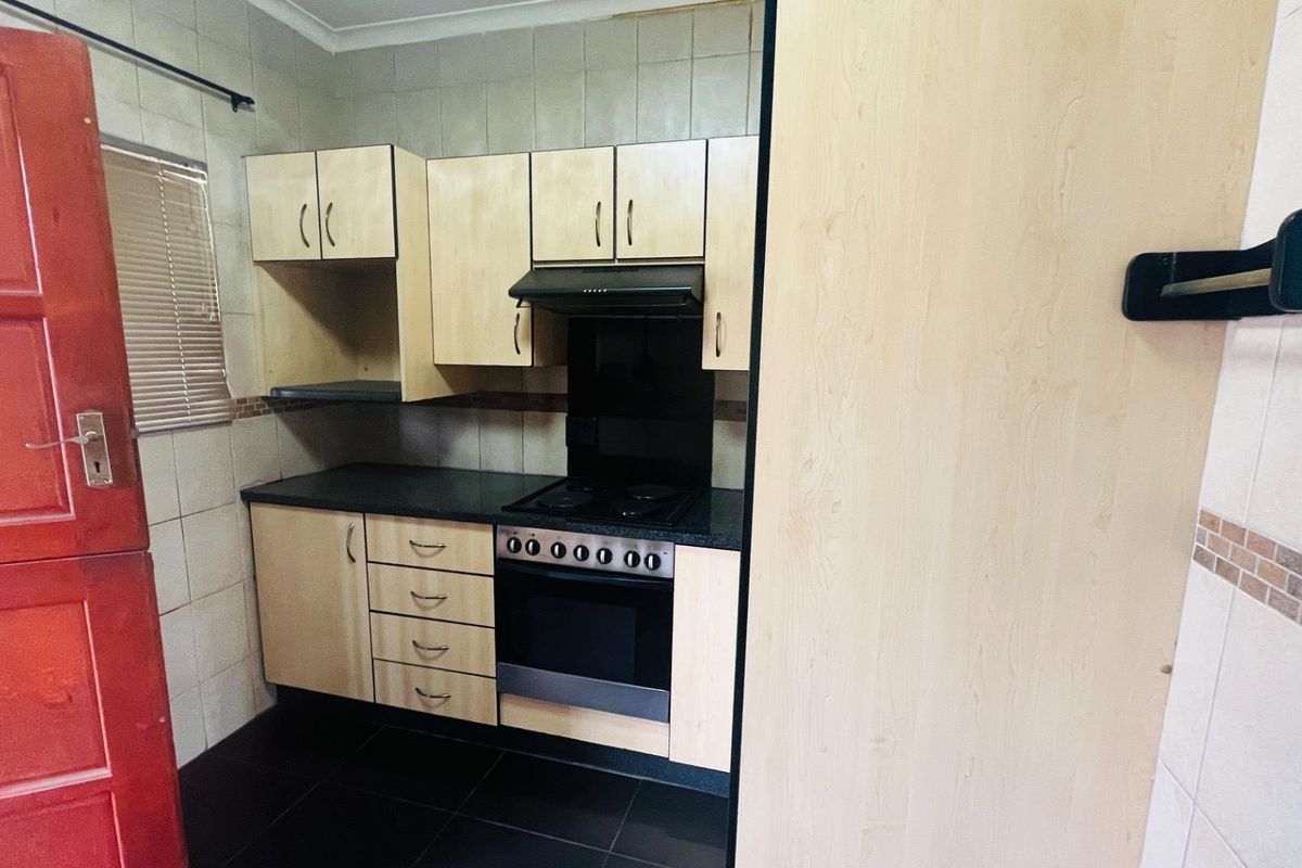 Peaceful 2 bedroom home - Photo 2