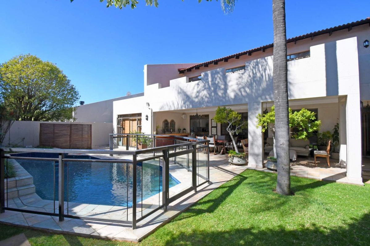 Spacious family home in ultra secure complex with full back up water and power - Photo 2