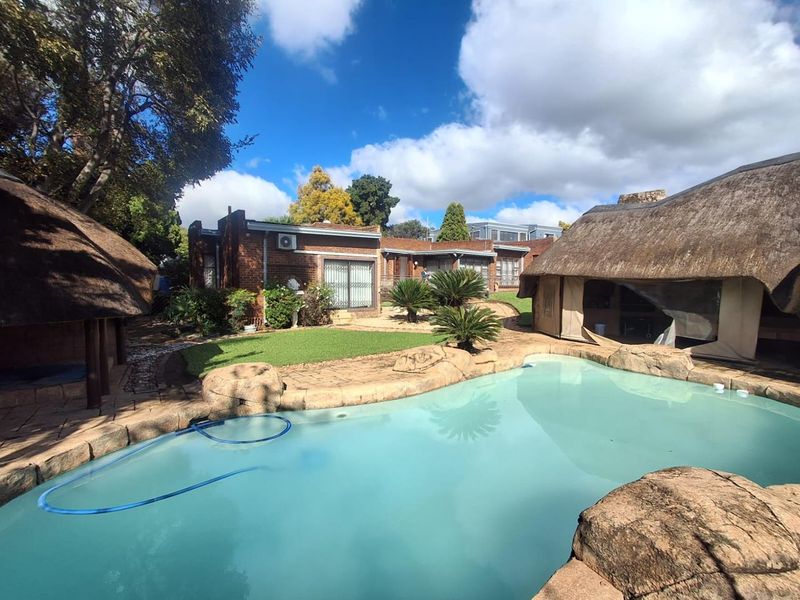 YOUR FOREVER HOME IN THE HEART OF GLENVISTA - Photo 2