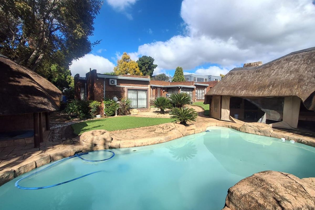 YOUR FOREVER HOME IN THE HEART OF GLENVISTA - Photo 2