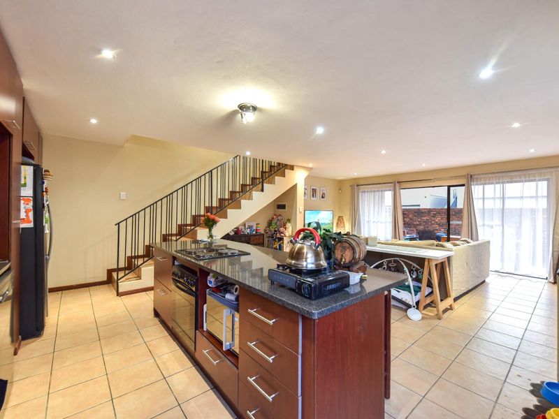 Modern 3-Bedroom Simplex in Secure Olympus Estate - Photo 10