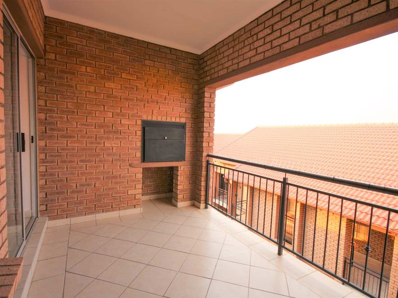 Welcome to Hazeldean - 2 Bedrooms/ 2 Bathrooms/ 1 Garage - Second Floor Unit! - Photo 3