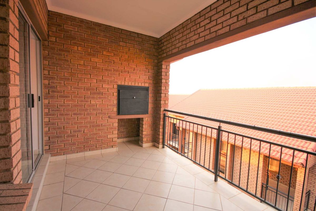 Welcome to Hazeldean - 2 Bedrooms/ 2 Bathrooms/ 1 Garage - Second Floor Unit! - Photo 3