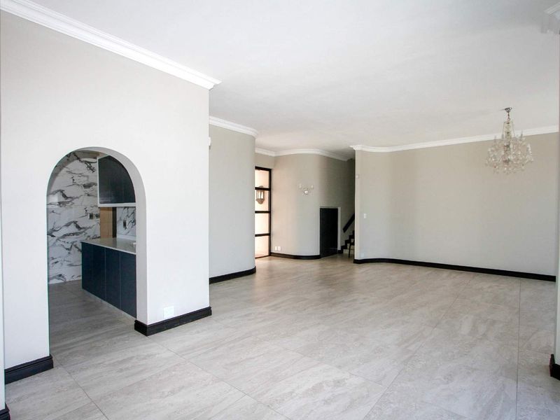 Beautifully renovated 6 bedroom home with breath taking sea views - Photo 8