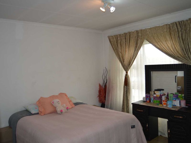 Three Bedroom Apartment/Flat for Sale in Albertsdal - Photo 8