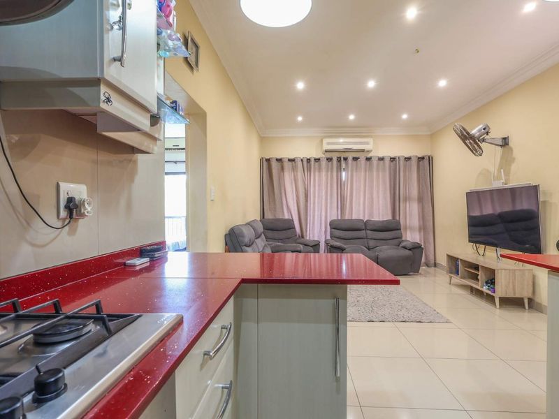 Stunning Two Bedroom Unit In Lakeridge Estates - Photo 2