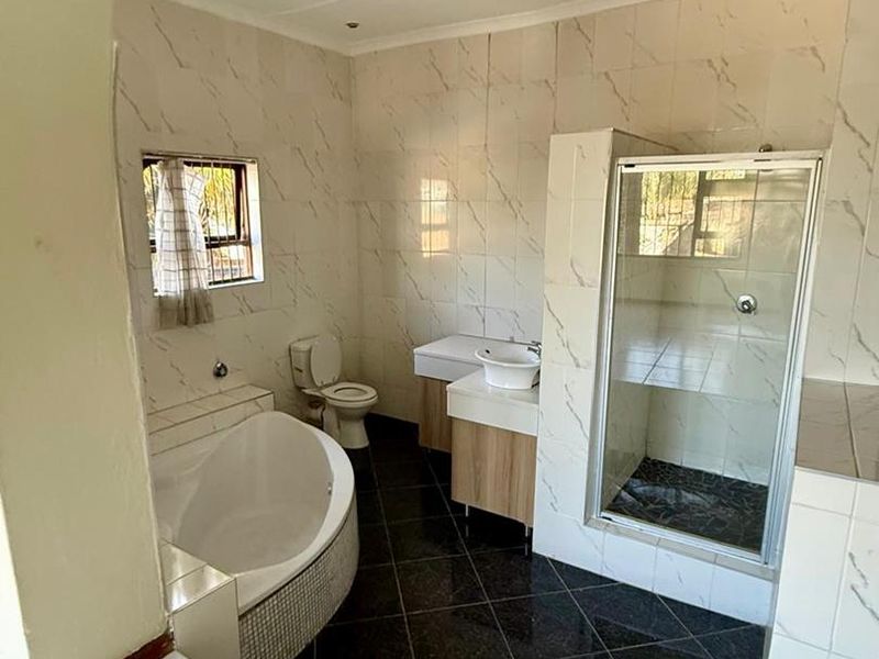 Newly renovated entertainers dream in a partially enclosed area - Photo 9