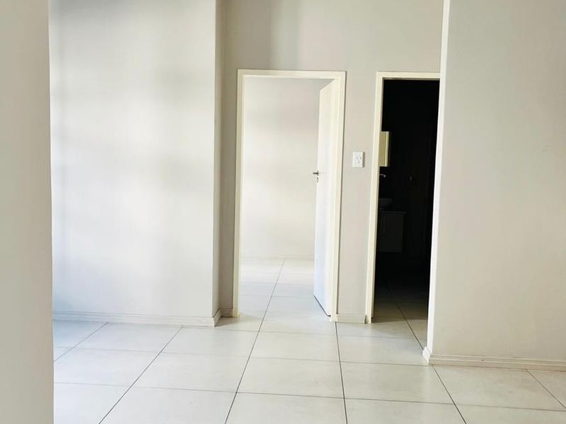 Stylish Midrand 1-Bed: Secure & Convenient - Photo 5