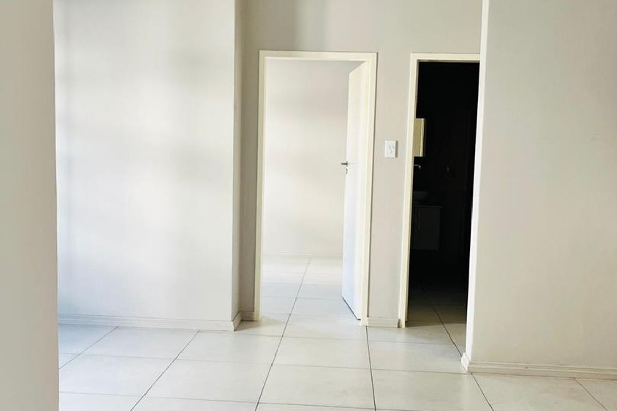 Stylish Midrand 1-Bed: Secure & Convenient - Photo 5