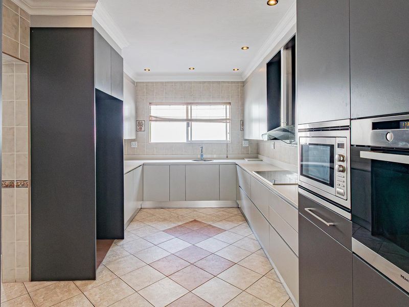 5 Bedroom House to Rent in Dainfern Golf Estate - Photo 6