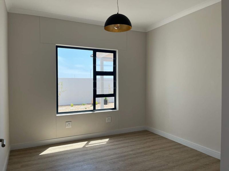 3-Bed Gem: Double Garage & Modern Open Plan Design! - Photo 7