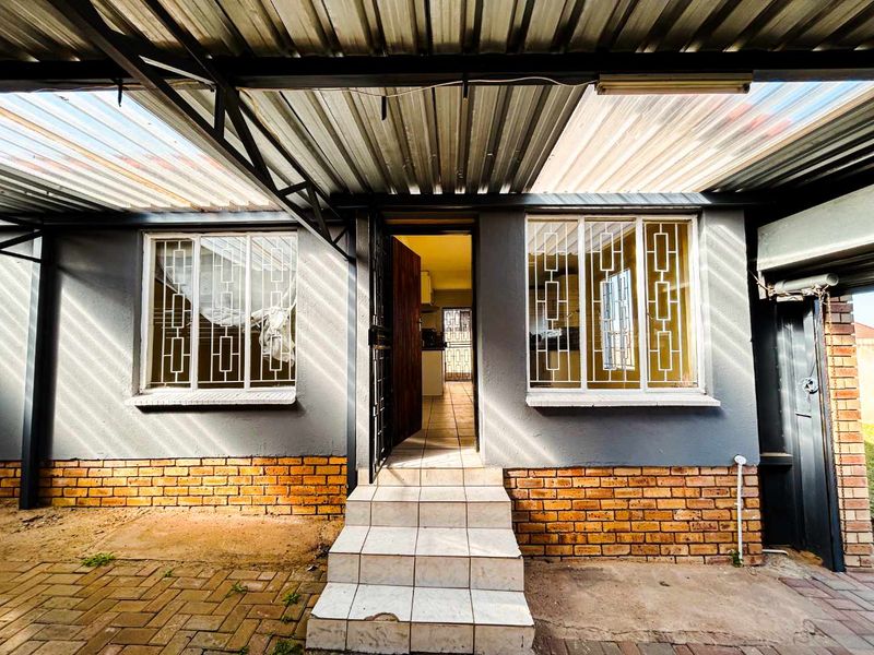 Start Your next Chapter in this Charming Naturena Home! - Photo 2