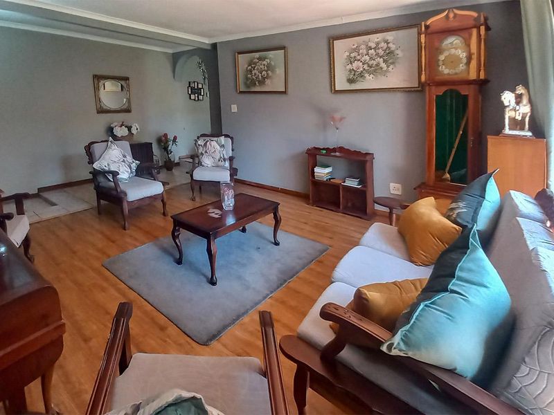 Lovely 3 Bedroom Family Home with Pool & Flatlet in Secure Boomed Area Edleen - Photo 3