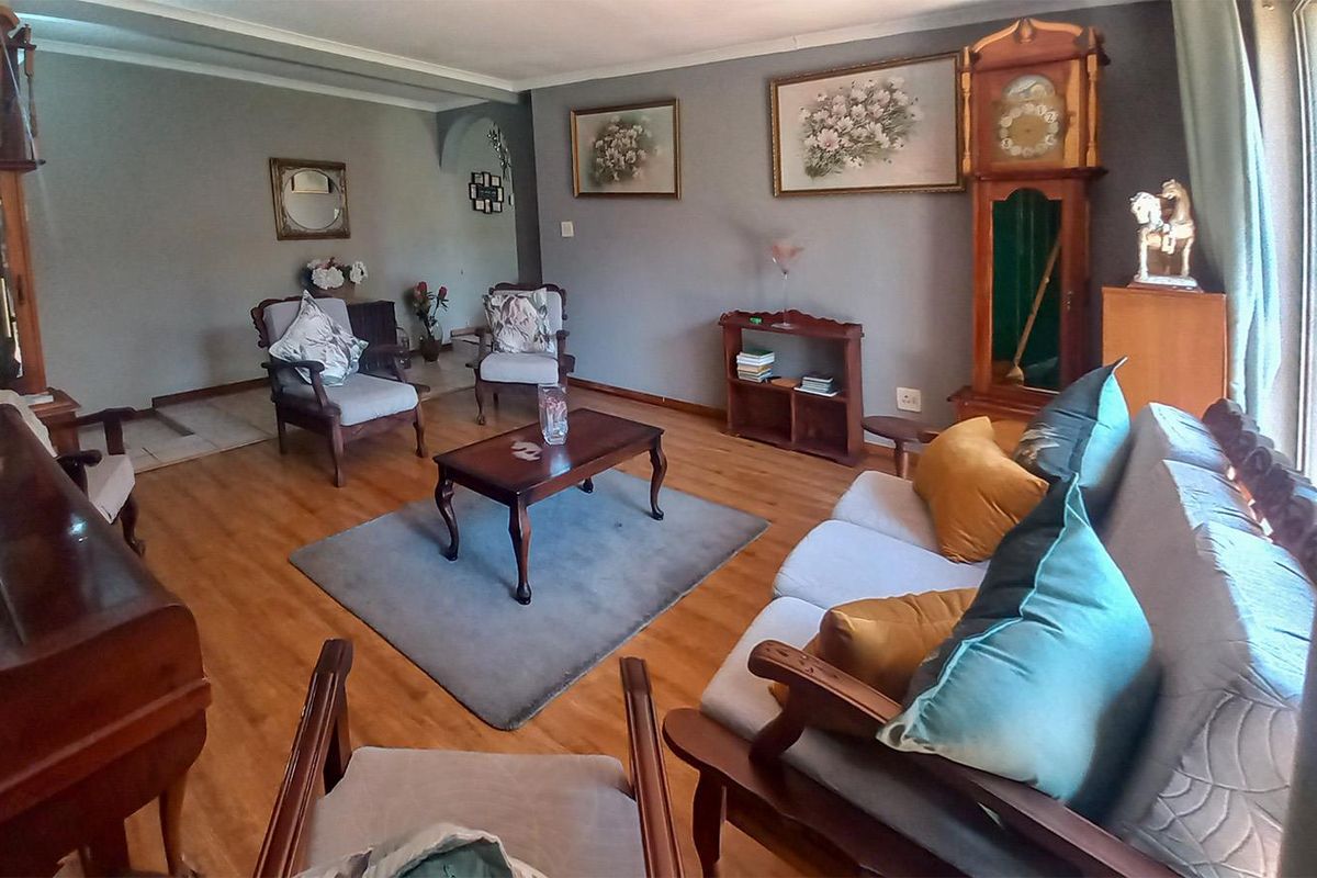 Lovely 3 Bedroom Family Home with Pool & Flatlet in Secure Boomed Area Edleen - Photo 3