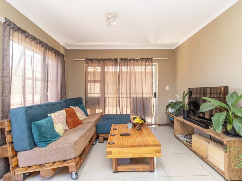 Stunning Corner Stand Townhouse: Largest Garden in a well maintained pet friendly Complex! - Photo 10