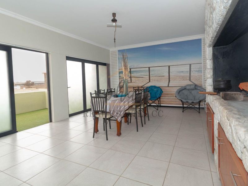 Ultimate Entertainer’s Home - Photo 9