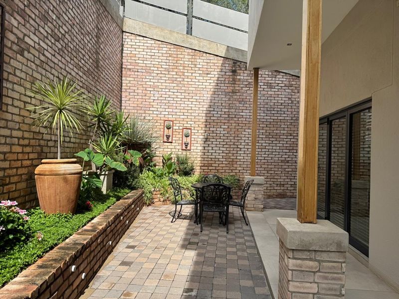 UPMARKET PROPERTY FOR SALE (only 5 units in the complex) - Photo 7