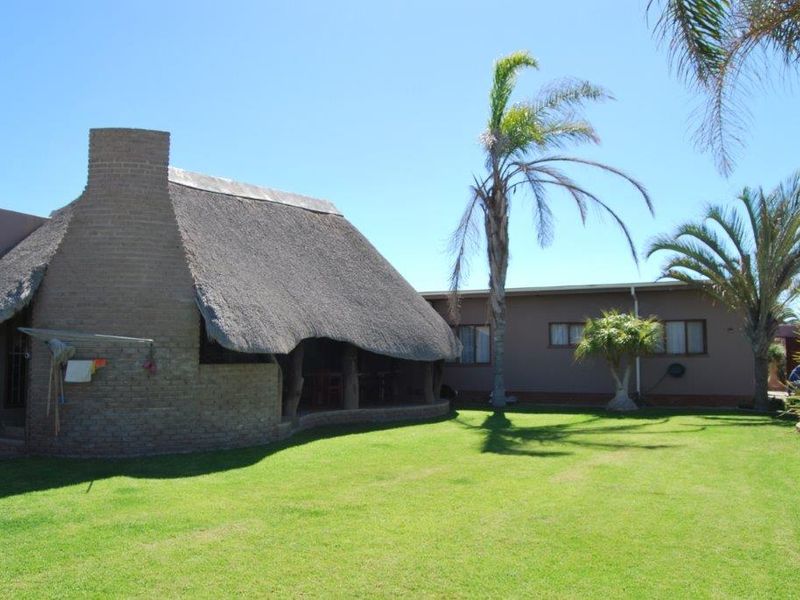 Entertainer's Dream Home in Henties Bay - Photo 4