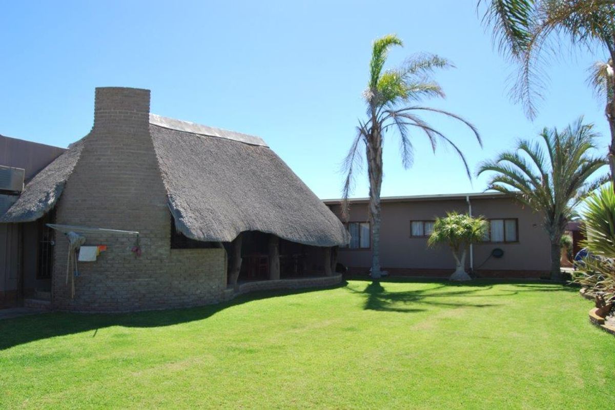 Entertainer's Dream Home in Henties Bay - Photo 4