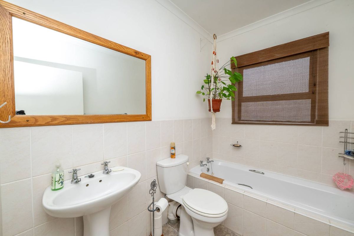 🌿 Spacious & Secure 3 Bedroom Family Home – Perfect Location! 🏡 - Photo 5