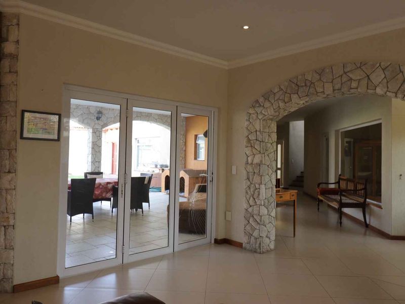 Luxury Family Home with Heated Indoor Pool, Sauna, and Private Garden - Rössmund, Namibia - Photo 9