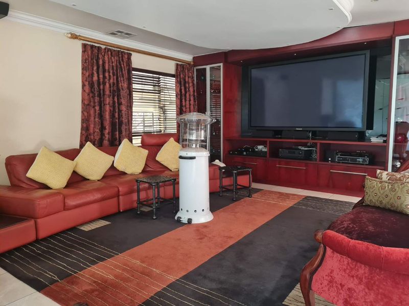 BIG FAMILY HOME IN SECURITY ESTATE - Photo 2