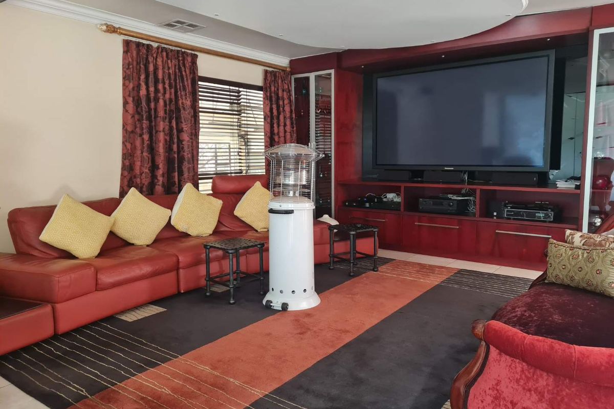 BIG FAMILY HOME IN SECURITY ESTATE - Photo 2