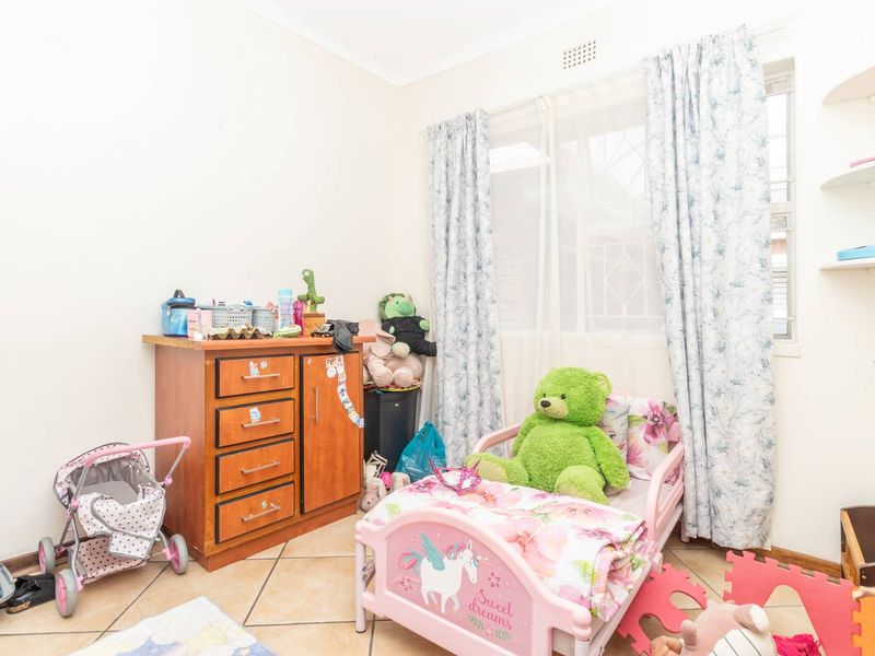 Three Bedroom Townhouse in sought-after complex - Photo 7