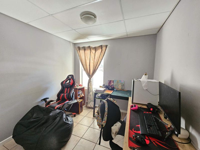 Lovely 2 Bed 1 Bath Apartment with private Stoep area and open plan living area with kitchenette - Photo 7