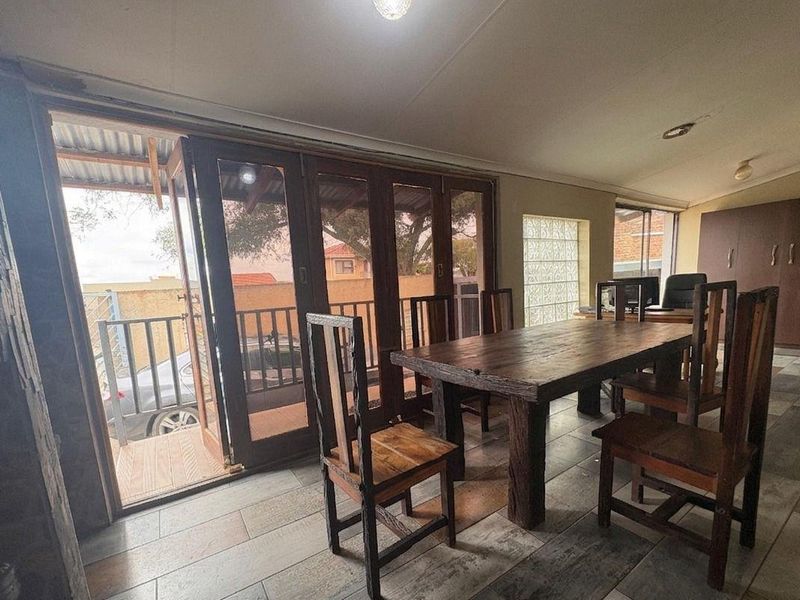 3 bedroom, 2 bathroom house with 2 Flatlets - Photo 4