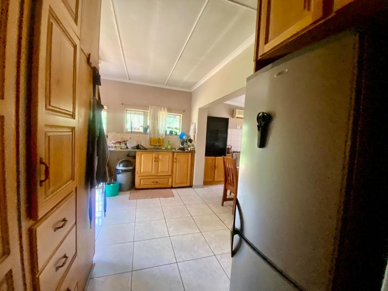 Income Generating 2.2ha Smallholding – 2 Houses, 2 Flats & 240m2 Workshop | R2.4m | Magaliesmoot AH - Photo 7
