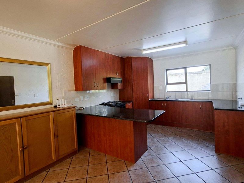 Lovely 2 bedroom, 2 bathroom, middle floor apartment available in Sunninghill - Photo 3