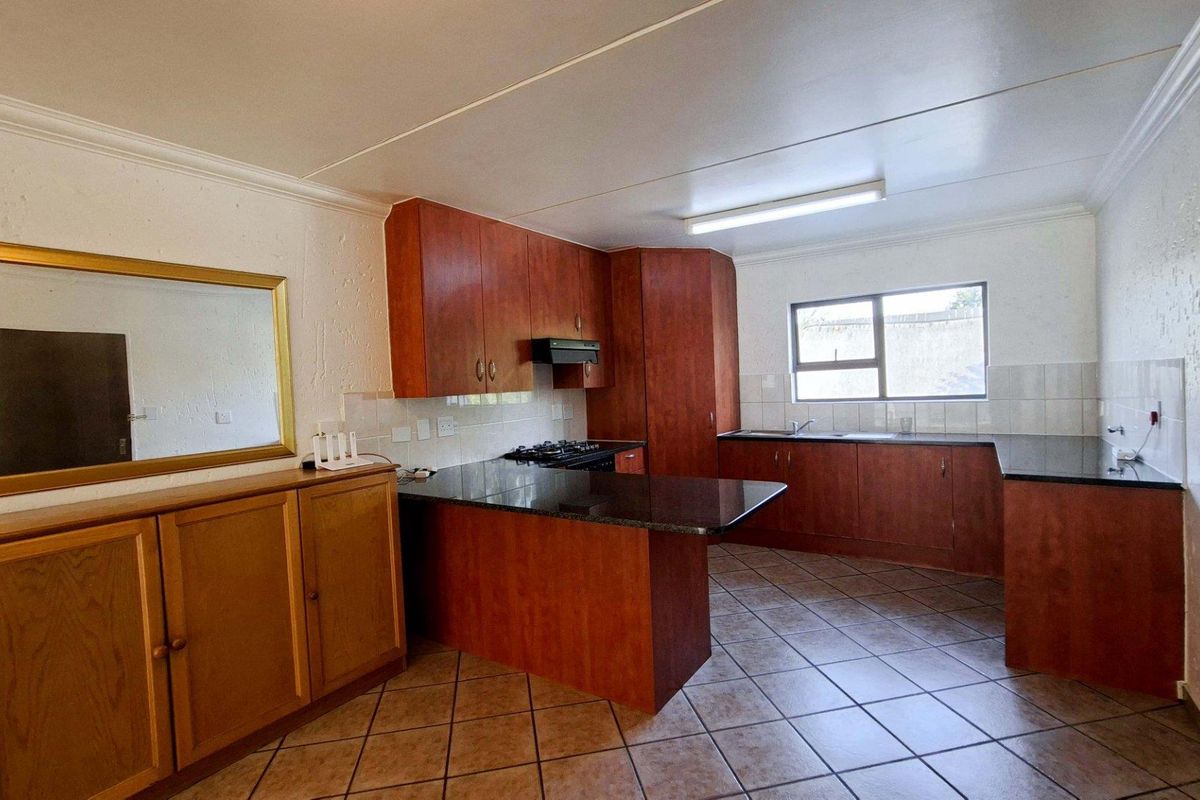 Lovely 2 bedroom, 2 bathroom, middle floor apartment available in Sunninghill - Photo 3