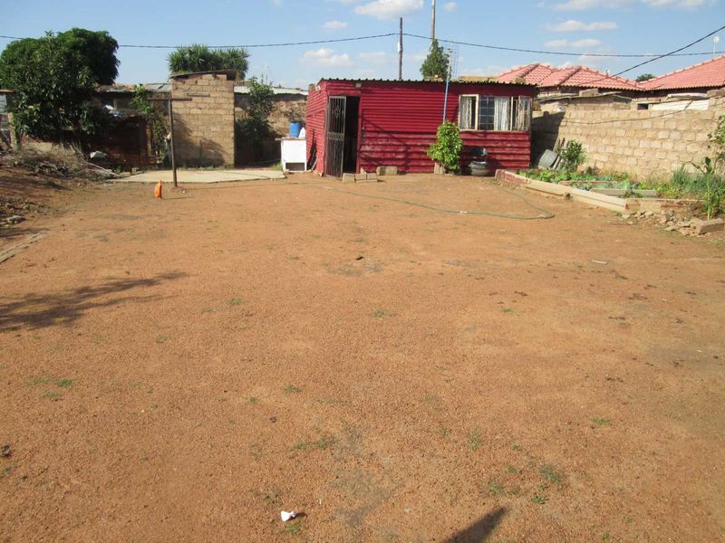 A VERY BIG STAND FOR SALE IN SOSHANGUVE BLOCK X  BARGAIN - Photo 4