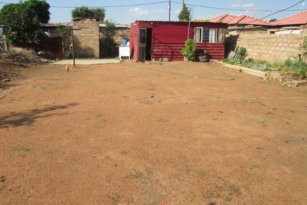 A VERY BIG STAND FOR SALE IN SOSHANGUVE BLOCK X  BARGAIN - Photo 4