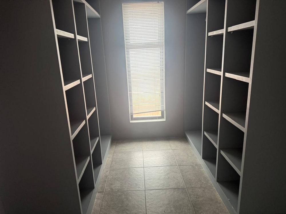 Main bedroom walk-in-closet