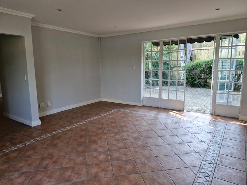 Spacious private cottage on North road in Morningside - Photo 3