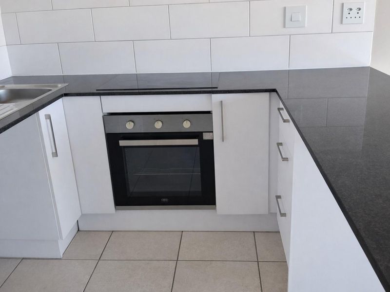 2 Bedroom Apartment For Sale in Oak Glen, Bellville - Photo 5