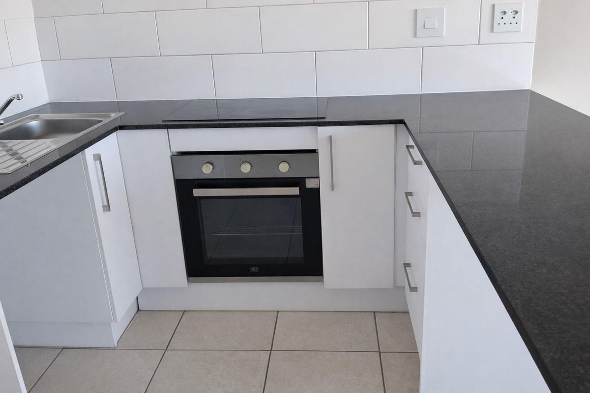 2 Bedroom Apartment For Sale in Oak Glen, Bellville - Photo 5
