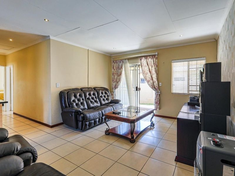 BRIGHT AND SPACIOUS TWO-BEDROOM HOME IN MOOIKLOOF RIDGE ESTATE - Photo 4