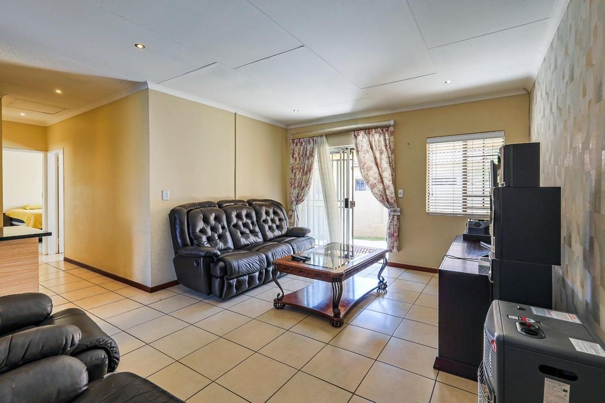 BRIGHT AND SPACIOUS TWO-BEDROOM HOME IN MOOIKLOOF RIDGE ESTATE - Photo 4
