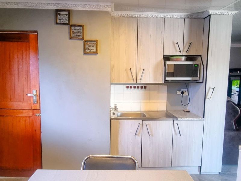 Move-In Ready 3-Bedroom Home with Versatile Front Building - Photo 7