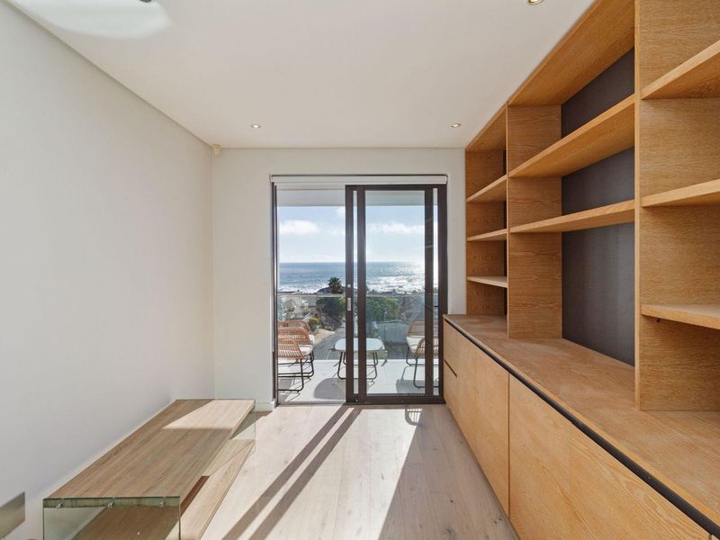 A Modern Sanctuary of Refined Coastal Living - Photo 3