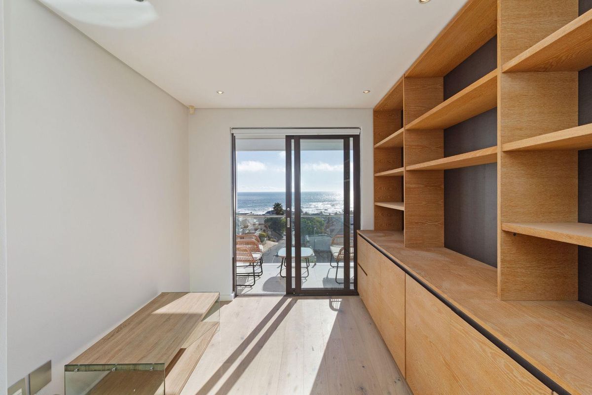 A Modern Sanctuary of Refined Coastal Living - Photo 3