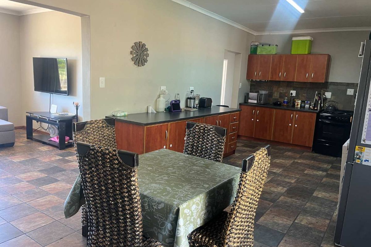 Immaculate 4-Bedroom Family Home in a Popular Neighbourhood - Photo 2