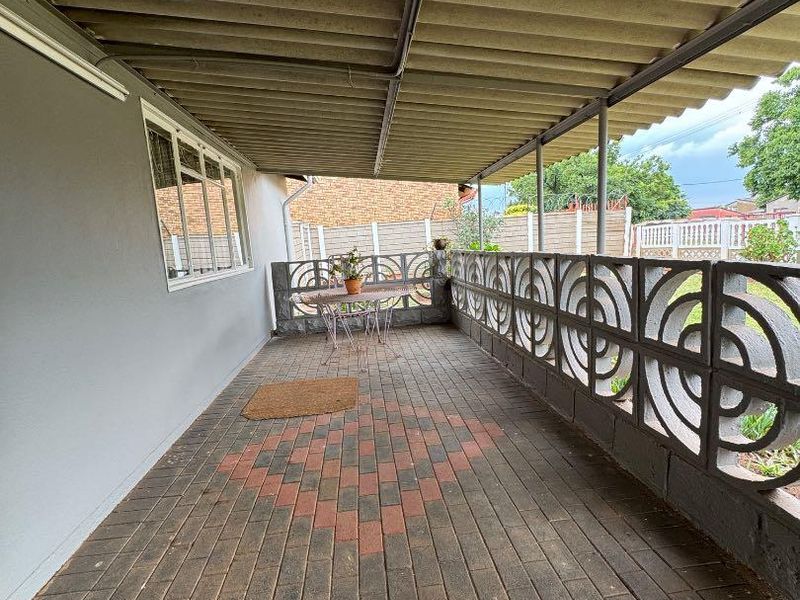 "Ideal Family Haven Near Schools & Shops - Don't Miss Out!" - Photo 3